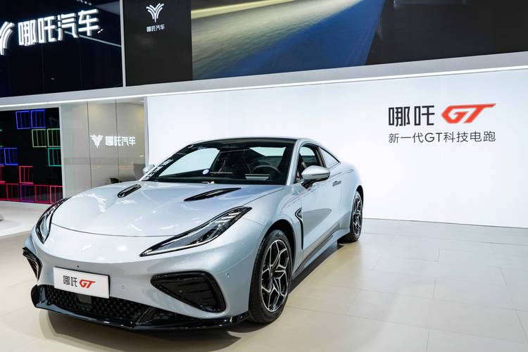 东莞300哪吒汽车在智能汽车领域的表现，领途汽车在新能源汽车市场中的影响力